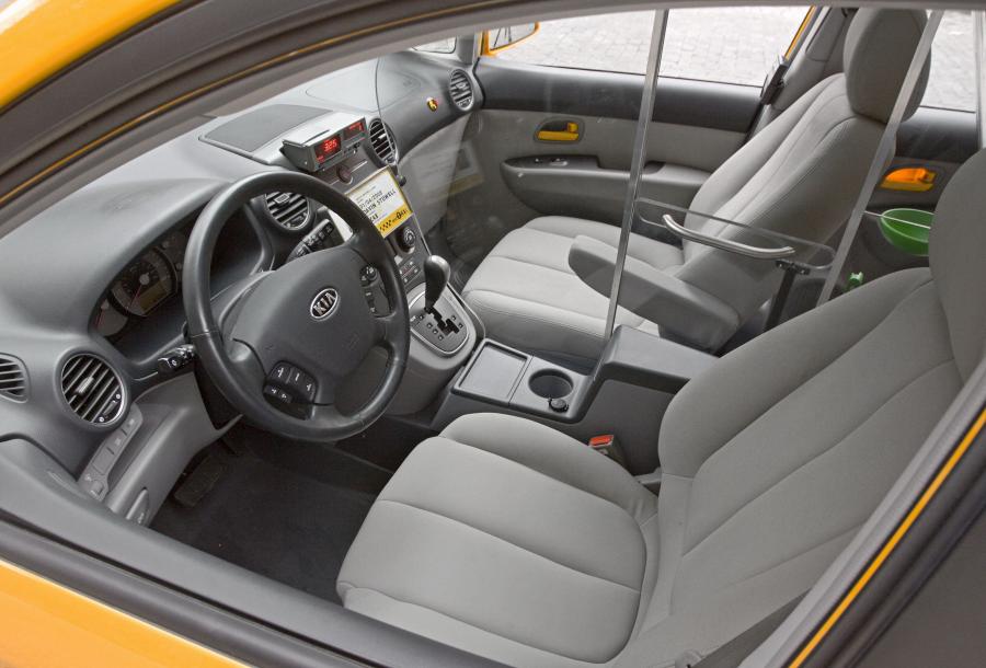  Kia Rondo Taxi 2007 года  (фото 21 из 45)